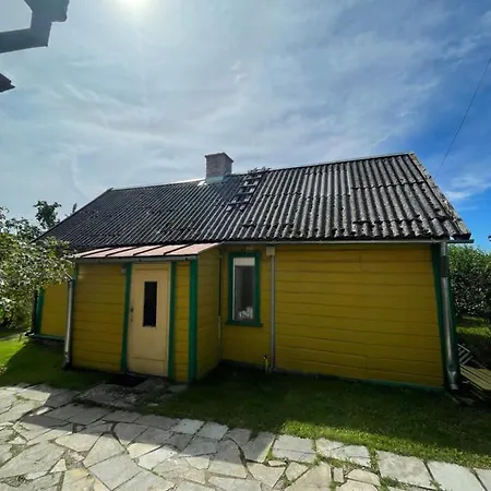 Hubane Hoovimajake Vanalinna Juures * Haapsalu